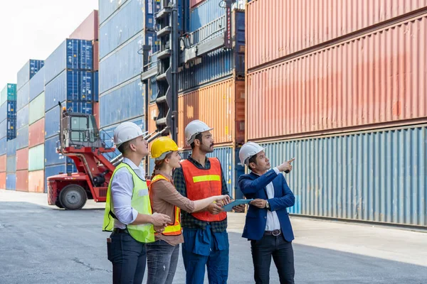 Equipe Engenheiro Planejando Transporte Mercadorias Para Importação Exportação Pátio Contêineres — Fotografia de Stock