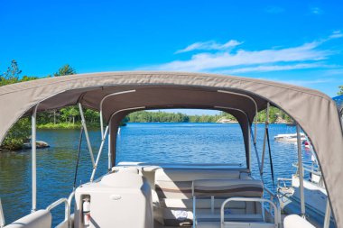 Port Severn, Ontario, Muskoka 'daki Six Mile Lake Provincial Park' ta tekne kiralama.