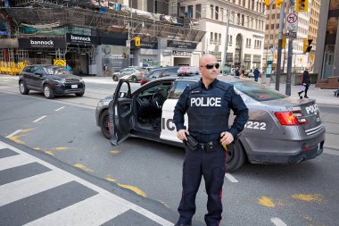 Toronto, Ontario, Kanada-9 Haziran 2019: Belediye binası önündeki gösteriler sırasında polis şehir merkezini koruyor