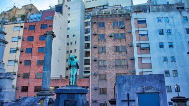 Buenos Aires, Arjantin-20 Ağustos 2017: Buenos Aires 'teki ünlü La Recoleta Mezarlığı aralarında Eva Peron, Arjantin başkanları ve Nobel Ödülü kazananların da bulunduğu önemli kişilerin mezarları
