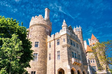 Toronto, Ontario, Kanada-9 Haziran 2019: Toronto şehir merkezindeki Casa Loma Tarihi Müzesi, Gotik Uyanış tarzı malikane, bahçe ve lüks bir gurme restoranı