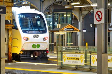 Toronto, Ontario, Kanada-26 Haziran 2018: Toronto Go treni Union istasyonuna varıyor.