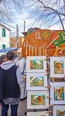 Buenos Aires, Arjantin-15 Eylül 2018: El Caminito 'nun renkli binaları, bir sokak müzesi ve Buenos Aires' in bir mahallesi olan La Boca 'da turistlerin sıkça uğradığı geleneksel bir sokak.