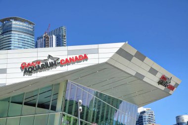 Toronto, Kanada-26 Temmuz 2018: Toronto 'nun ünlü Toronto Ripleys Akvaryumu girişi Ontario Gölü yakınlarına inşa edildi