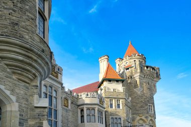 Toronto, Ontario, Kanada-9 Haziran 2019: Toronto şehir merkezindeki Casa Loma Tarihi Müzesi, Gotik Uyanış tarzı malikane, bahçe ve lüks bir gurme restoranı