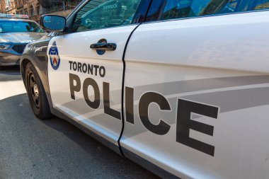 Toronto, Ontario, Kanada-9 Haziran 2019: Belediye binası önündeki gösteriler sırasında polis şehir merkezini koruyor