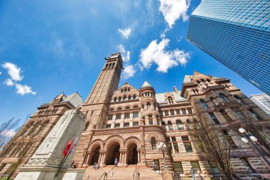 Toronto, Kanada-10 Nisan 2019: Nathan Phillips Meydanı 'ndaki Eski Toronto Belediye Binası, Ontario Adliyesi için adliye binası olarak kullanılan bina.