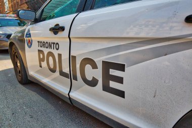 Toronto, Kanada-10 Nisan 2019: Toronto Polis arabası Toronto şehir merkezinde ve Nathan Phillips Meydanı 'nda protestolar düzenliyor
