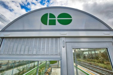 Toronto, Kanada-20 Kasım 2018: Go Train İstasyonları, Ontario 'nun Büyük Altın At nalı bölgesine hizmet veren bölgesel bir toplu taşıma sistemi