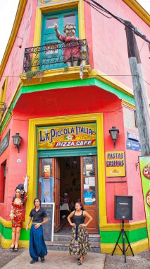 Buenos Aires, Arjantin-15 Eylül 2018: El Caminito 'nun renkli binaları, bir sokak müzesi ve Buenos Aires' in bir mahallesi olan La Boca 'da turistlerin sıkça uğradığı geleneksel bir sokak.