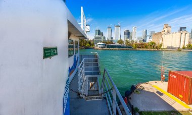 Toronto, Kanada-20 Ağustos 2019: Billy Bishop havaalanı feribotu havaalanı kalkış ve varış rotası üzerinde bir kanalı geçiyor