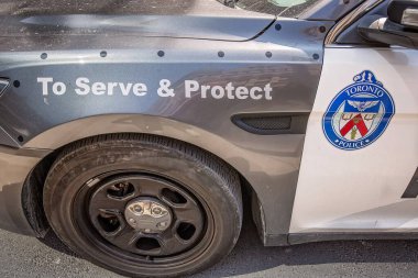 Toronto, Ontario, Kanada-9 Haziran 2019: Belediye binası önündeki gösteriler sırasında polis şehir merkezini koruyor