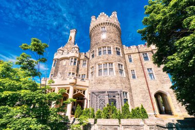 Toronto, Ontario, Kanada-9 Haziran 2019: Toronto şehir merkezindeki Casa Loma Tarihi Müzesi, Gotik Uyanış tarzı malikane, bahçe ve lüks bir gurme restoranı