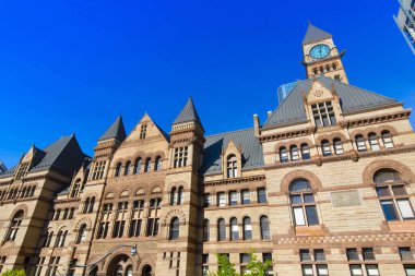 Nathan Phillips Meydanı 'ndaki eski Toronto Belediye Binası. Ontario Adliyesi' nin mahkeme binası olarak kullanılan bina.