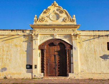 Salta, Arjantin, gün batımında kilise girişi.