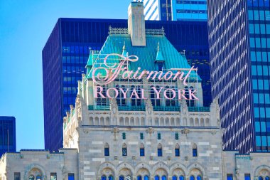 Toronto, Kanada - 16 Haziran: Toronto 'daki ünlü Landmark Fairmont Royal York Oteli Ontario Gölü Limanı' na bakıyor