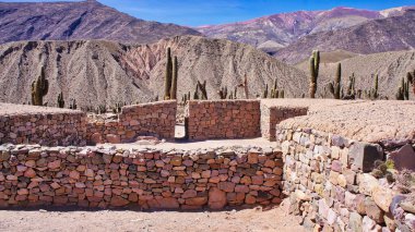 Tilcara, Arjantin, Manzaralı dağlar ve antik kalıntılar