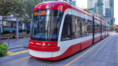 Toronto şehir merkezinde modernize edilmiş bir tramvay