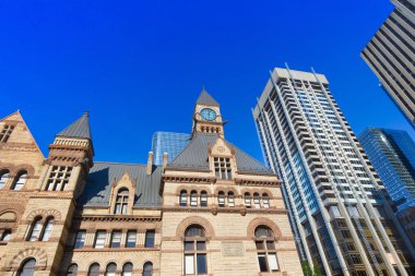Nathan Phillips Meydanı 'ndaki eski Toronto Belediye Binası. Ontario Adliyesi' nin mahkeme binası olarak kullanılan bina.