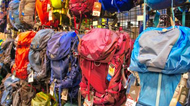 Toronto, Kanada-12 Ekim 2018: Özel bir yürüyüş ve yürüyüş mağazasında turist çantaları ve sırt çantaları