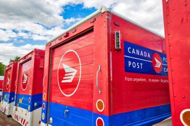 Toronto, Kanada-20 Ağustos 2019: Kanada Posta kamyonları yerel sakinlere paket ve posta dağıtıyor