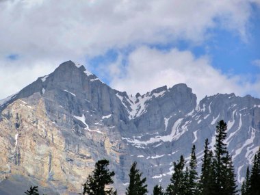 Banff, Alberta 'da Bow River manzaralı manzaralar