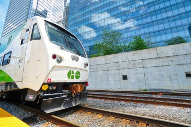 Toronto, Ontario, Kanada-27 Mayıs 2019: Toronto Union istasyon terminali Go Trains, VIA Rail Canada, UP Havaalanı Ekspresi ve nakliye trenleri