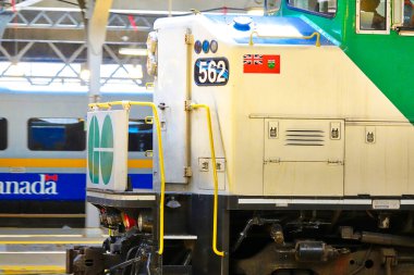 Toronto, Ontario, Kanada-26 Haziran 2018: Toronto Go treni Union istasyonuna varıyor.
