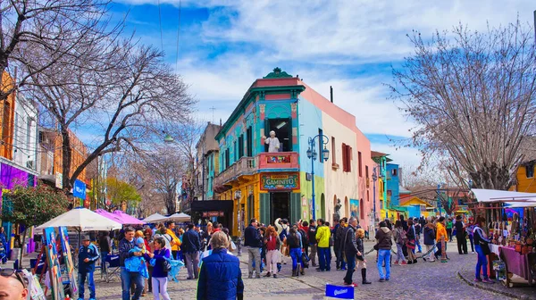 Buenos Aires, Arjantin-15 Eylül 2018: El Caminito 'nun renkli binaları, bir sokak müzesi ve Buenos Aires' in bir mahallesi olan La Boca 'da turistlerin sıkça uğradığı geleneksel bir sokak.
