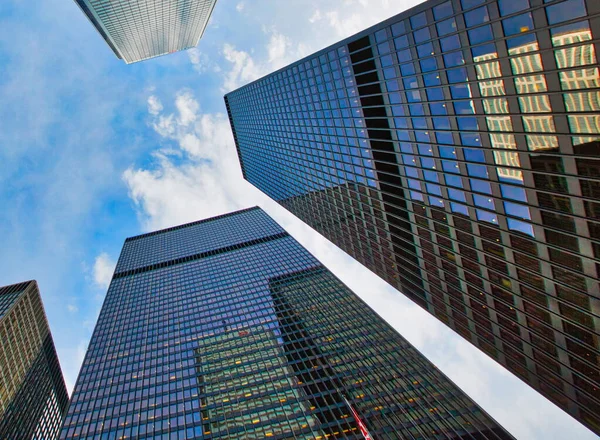 Toronto, Ontario, Kanada-20 Nisan 2018: Toronto şehir merkezi binaları ve finansal bölge silueti