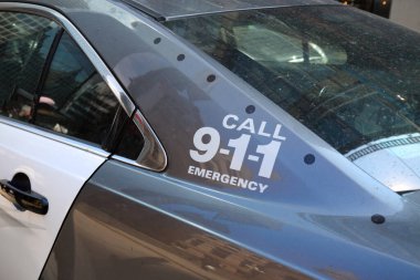 Toronto, Ontario, Kanada-4 Nisan 2019: Toronto Polis arabası Toronto şehir merkezinde ve Nathan Phillips Meydanı 'nda protestolar düzenliyor