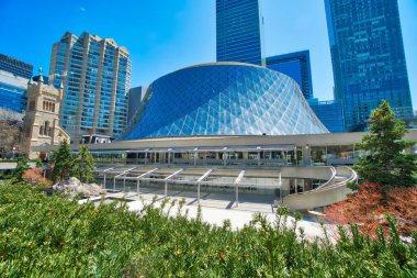 Toronto, Kanada-12 Ekim 2018: Şehir merkezi Metro Meydanı Plaza ve Toronto Senfoni Orkestrası ve Toronto Mendelssohn Korosu 'na ev sahipliği yapan Roy Thompson Konser Salonu