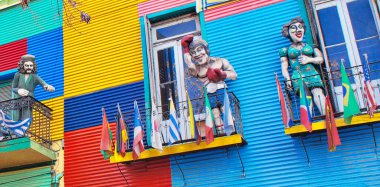 Buenos Aires, Arjantin-20 Haziran 2019: El Caminito 'nun renkli binaları, bir sokak müzesi ve Buenos Aires' in bir mahallesi olan La Boca 'da turistlerin sıkça uğradığı geleneksel bir sokak.