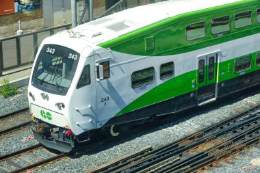 Toronto, Ontario, Kanada-26 Haziran 2018: Toronto Go treni şehir merkezindeki Union istasyonuna varıyor.