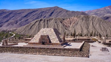 Quebrada de Humahuaca 'nın renkli dağları ve Arjantin' in Tilcara köyünün antik kalıntıları.