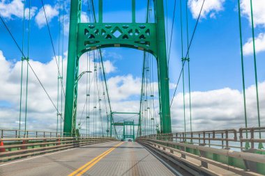 Saint Lawrence Nehri köprüsü Ontario, Kanada 'daki 1000 adadan ABD, New York' a geçiyor.