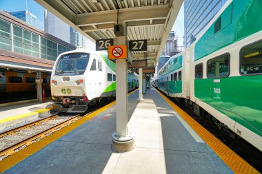 Toronto, Ontario, Kanada-27 Mayıs 2019: Toronto Union istasyon terminali Go Trains, VIA Rail Canada, UP Havaalanı Ekspresi ve nakliye trenleri