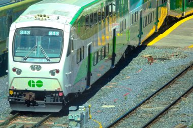 Toronto, Ontario, Kanada-26 Haziran 2018: Toronto Go treni Union istasyonuna varıyor.