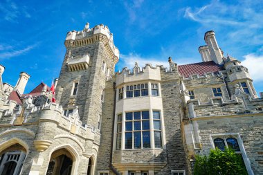 Toronto, Ontario, Kanada-9 Haziran 2019: Toronto şehir merkezindeki Casa Loma Tarihi Müzesi, Gotik Uyanış tarzı malikane, bahçe ve lüks bir gurme restoranı