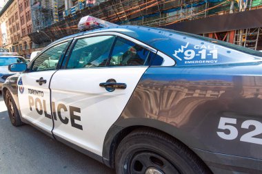 Toronto, Ontario, Kanada-9 Haziran 2019: Belediye binası önündeki gösteriler sırasında polis şehir merkezini koruyor