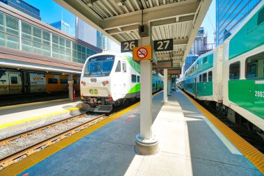 Toronto, Ontario, Kanada-27 Mayıs 2019: Toronto Union istasyon terminali Go Trains, VIA Rail Canada, UP Havaalanı Ekspresi ve nakliye trenleri