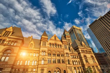 Toronto Belediye Binası ve Nathan Phillips Meydanı gün batımında