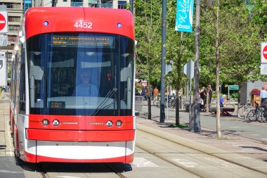 Toronto, Kanada-7 Mart 2019: Toronto şehir merkezinde modernize edilmiş sokak arabası