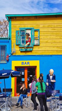 Buenos Aires, Arjantin-15 Eylül 2018: El Caminito 'nun renkli binaları, bir sokak müzesi ve Buenos Aires' in bir mahallesi olan La Boca 'da turistlerin sıkça uğradığı geleneksel bir sokak.