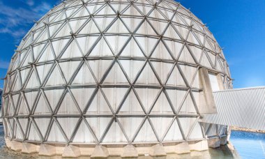 Toronto, Kanada-20 Ağustos 2019: Dünyanın ilk kalıcı IMAX sinema salonu, Toronto, Ontario, Kanada 'daki Ontario Place' de yer almaktadır.