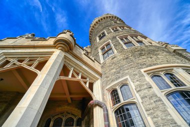 Toronto, Ontario, Kanada-9 Haziran 2019: Toronto şehir merkezindeki Casa Loma Tarihi Müzesi, Gotik Uyanış tarzı malikane, bahçe ve lüks bir gurme restoranı