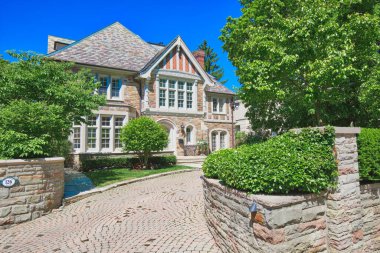 Toronto, Ontario, Kanada-20 Mayıs 2019: Toronto Forest Hill mahallesinin lüks evleri, pek çok tanınmış girişimcinin, ünlülerin, doktorların ve avukatların yaşadığı lüks bir ev