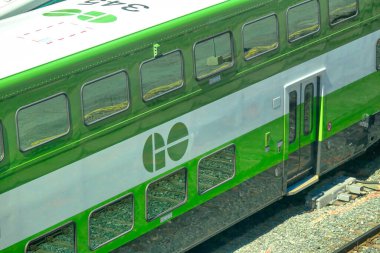 Toronto, Ontario, Kanada-26 Haziran 2018: Toronto Go treni şehir merkezindeki Union istasyonuna varıyor.