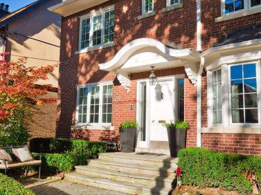 Pahalı Kuzey Amerika mahallesindeki tipik evler.