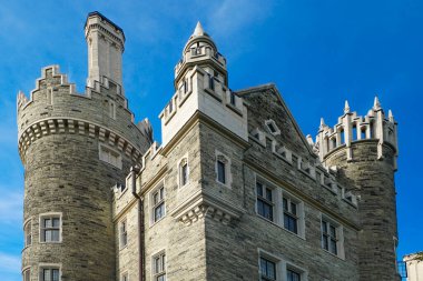 Casa Loma 'nın tarihi kalesi Gotik Uyanış tarzı malikane, bahçe ve Toronto şehir merkezinde lüks bir gurme restoranı.